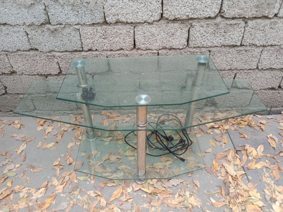 Продаеться стол под телевизор