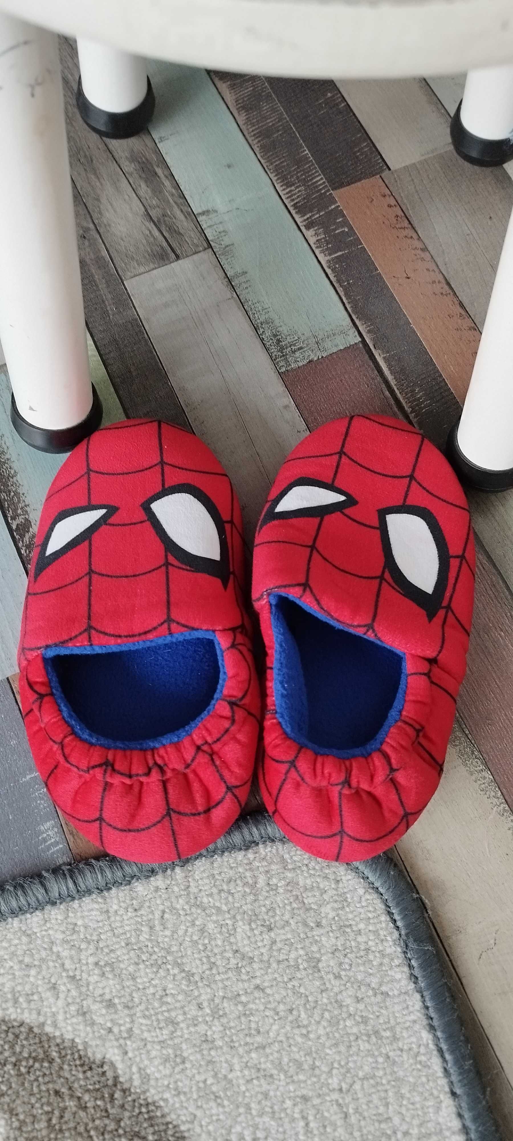 Комплект Spiderman Човекът паяк Спайдърмен пантофи + възглавница