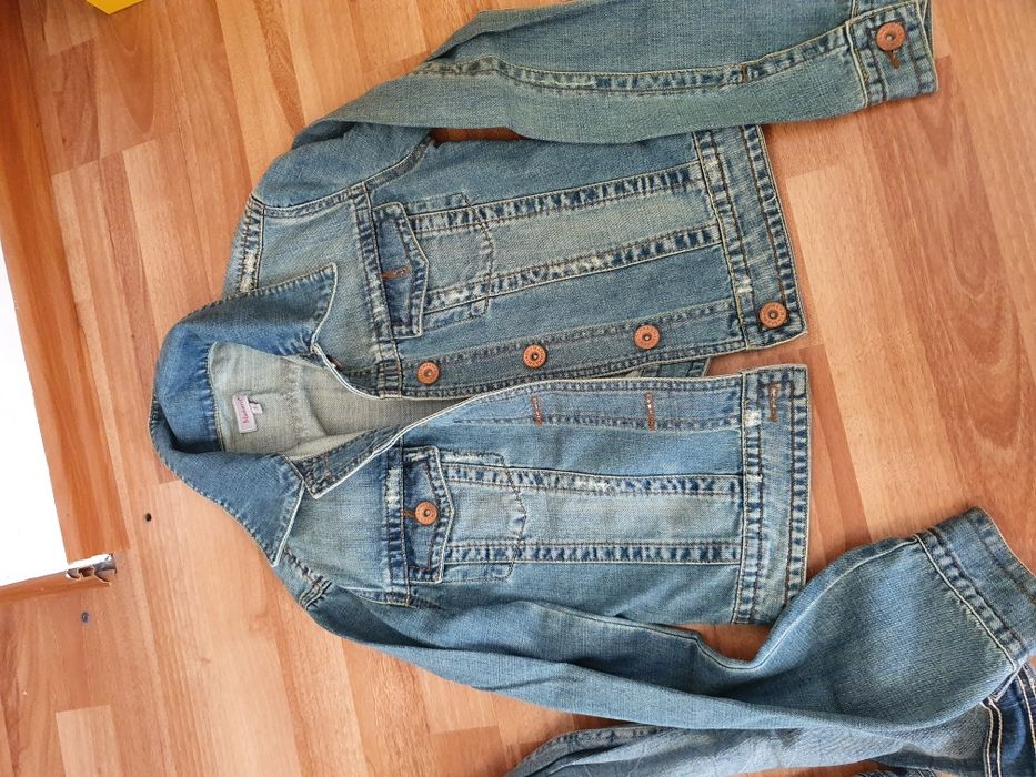 Vând cămăși  și  geci de blugi