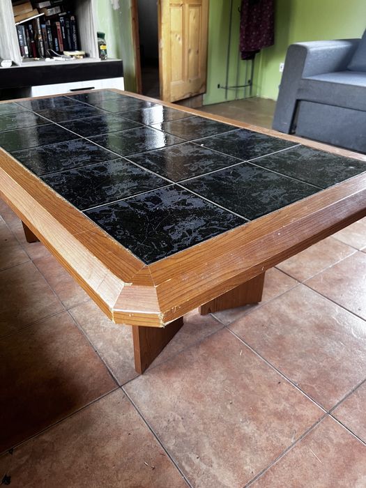 Дървена холна маса с плочки