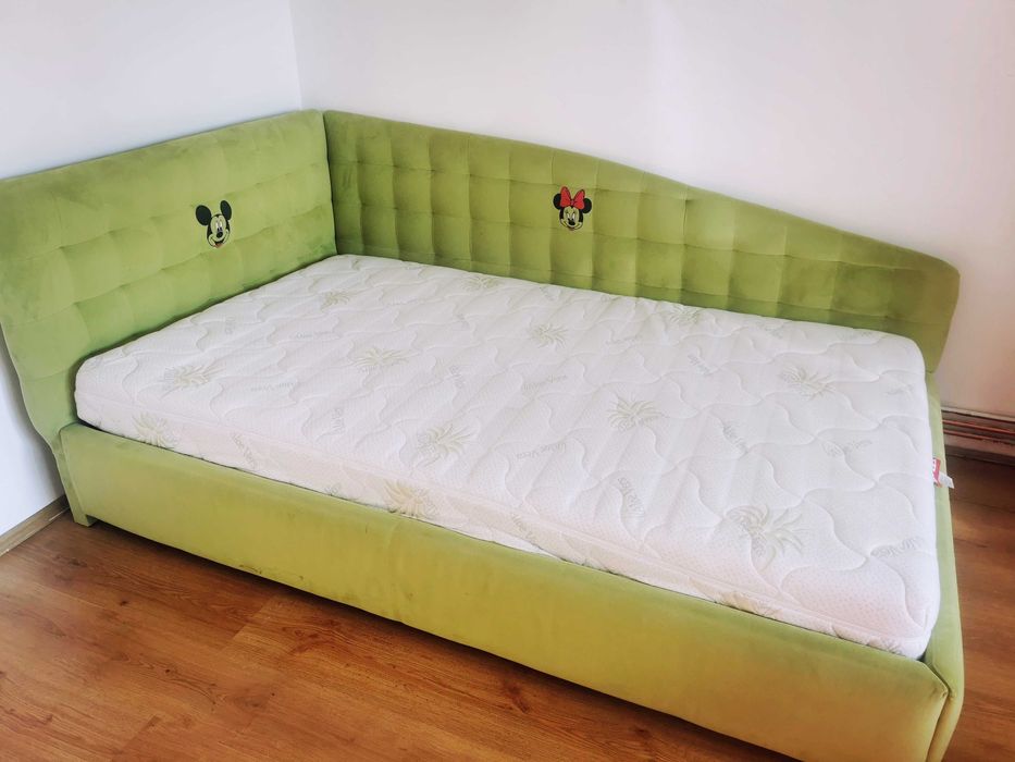 Vând pat tapițat cu doua tablii, catifea, imprimat cu Minnie si Mickey