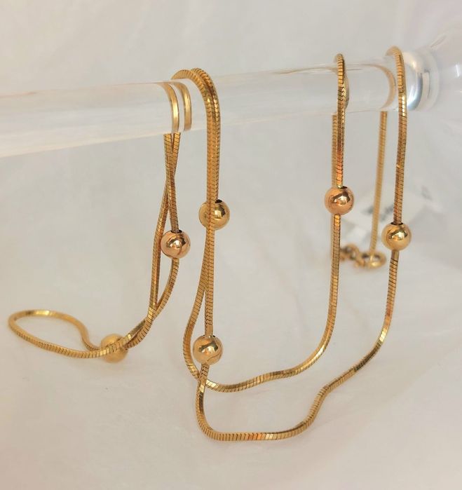 Красивая, изящная золотая цепочка