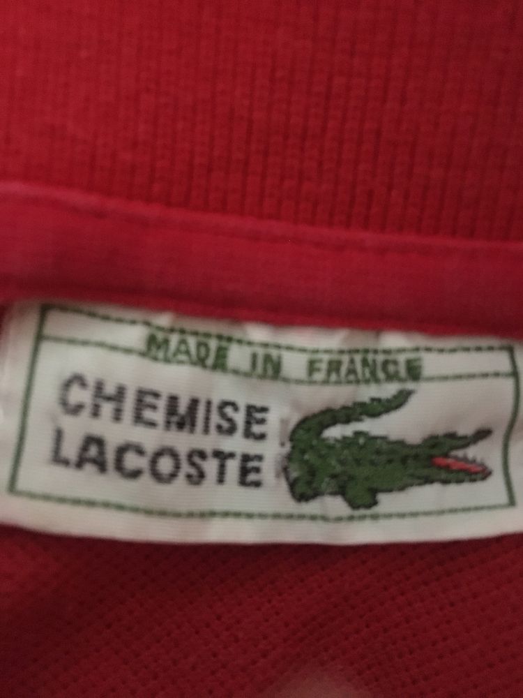 Tricou Lacoste roșu.