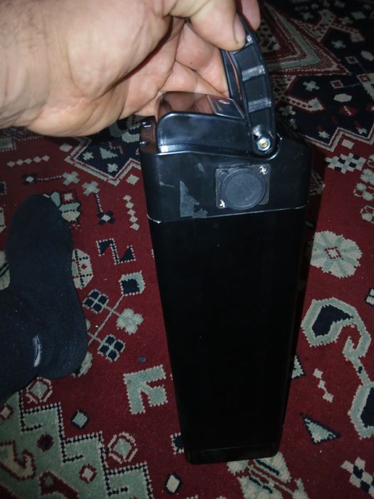 Vând baterie de bicicletă electrică 48V cu încărcător