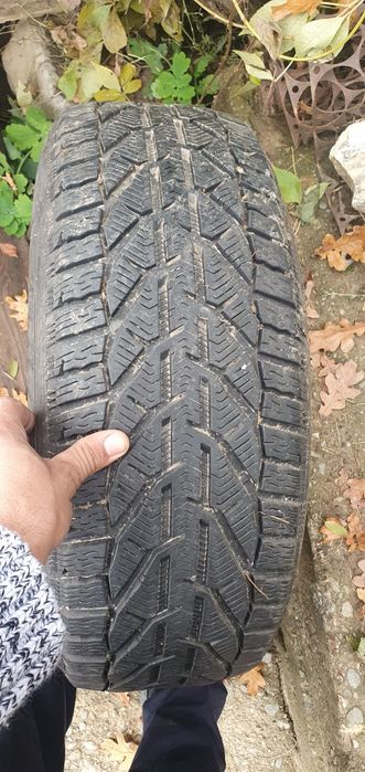 Vând cauciucuri 225 60 17