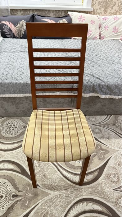 Продам комплект стульев