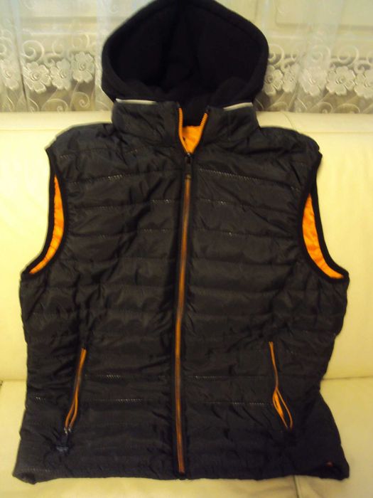 Грейка със сваляща се качулка черна с оранжева подплата