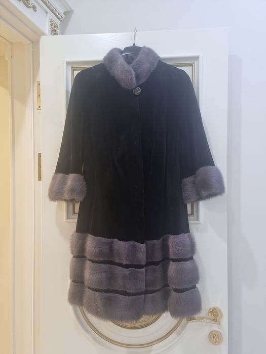 Норковая шуба в идеальном состоянии чёрный с серыми вставками