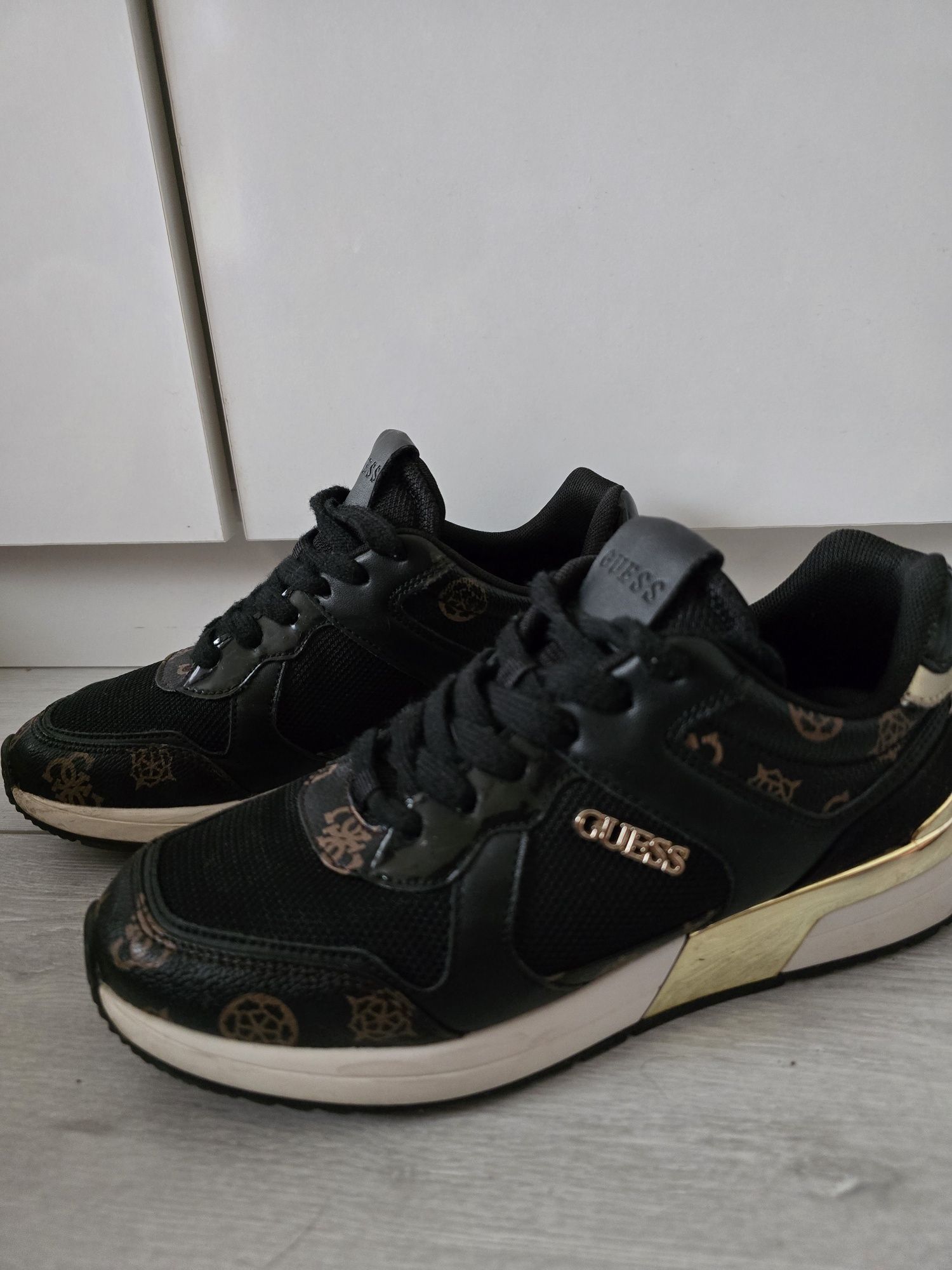 Оригинални маратонки Guess