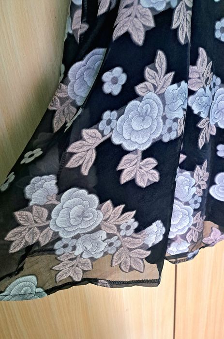 Официална черна рокля с цветя