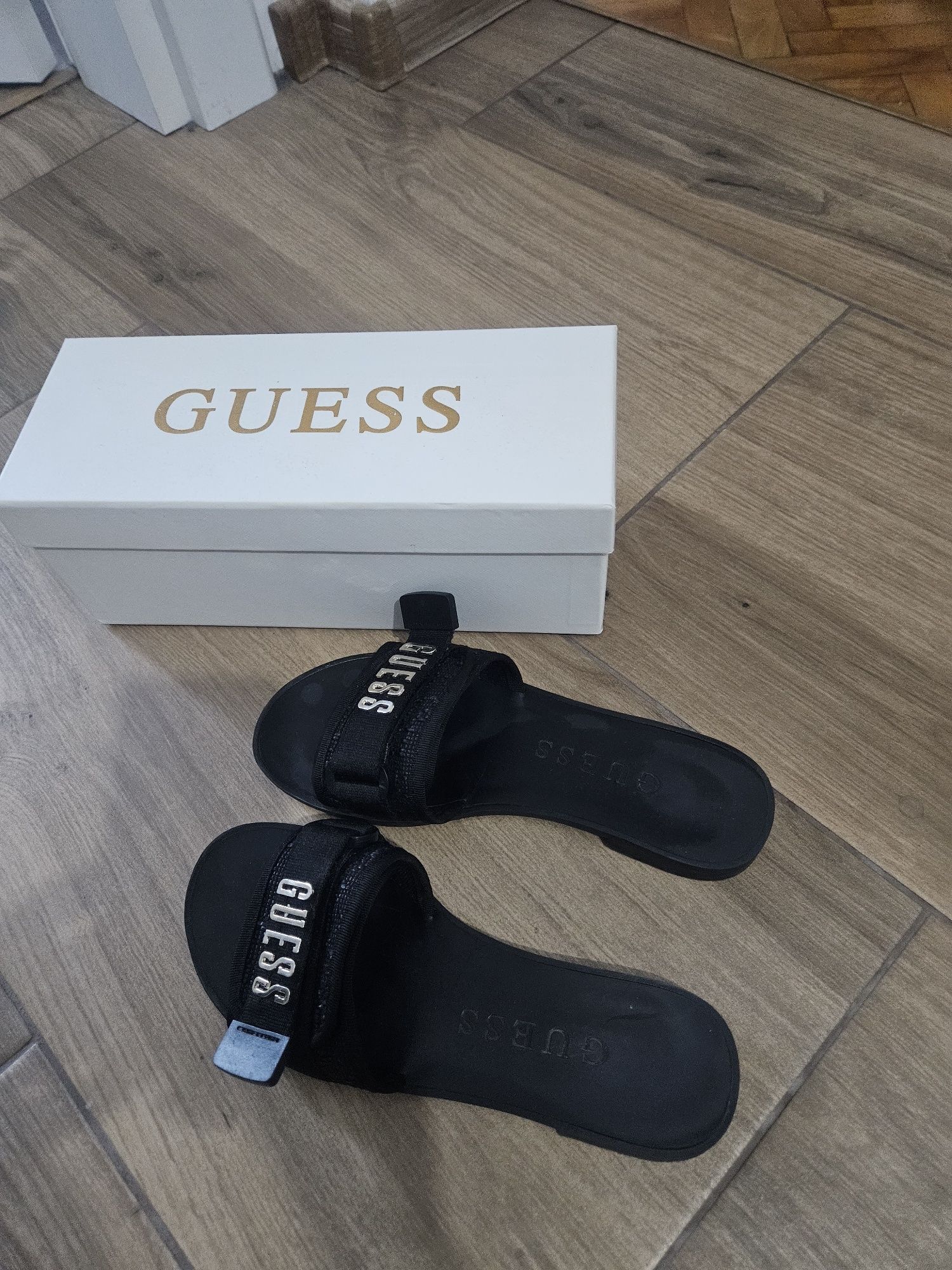 Дамски чехли Guess