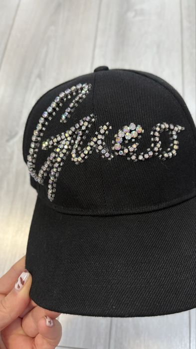 Guess дамска красива шапка с козирка