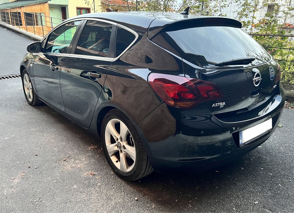 Продавам Opel Astra J Перфектен