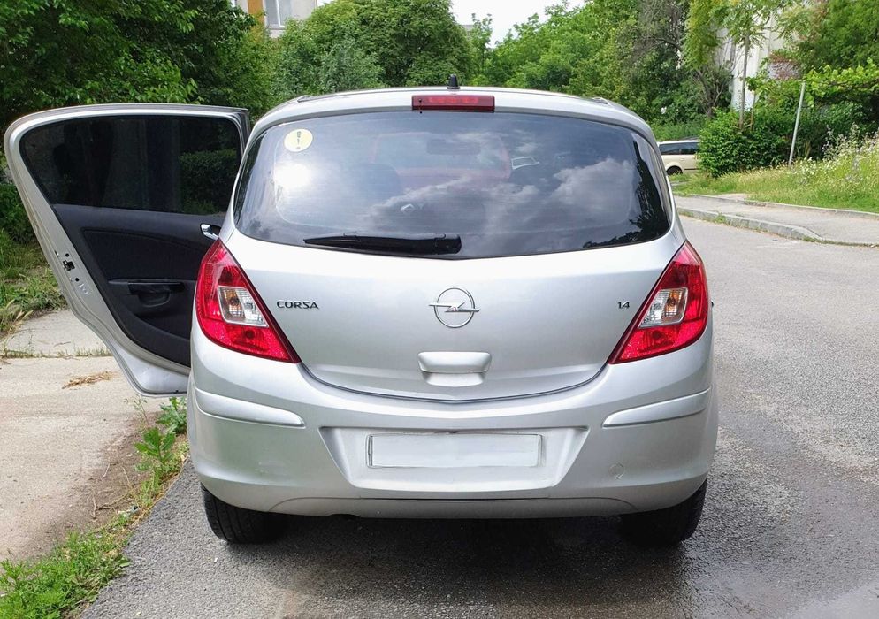 Opel Corsa 1.4 benzină, cutie automată – cu trapă și suport bicicletă!