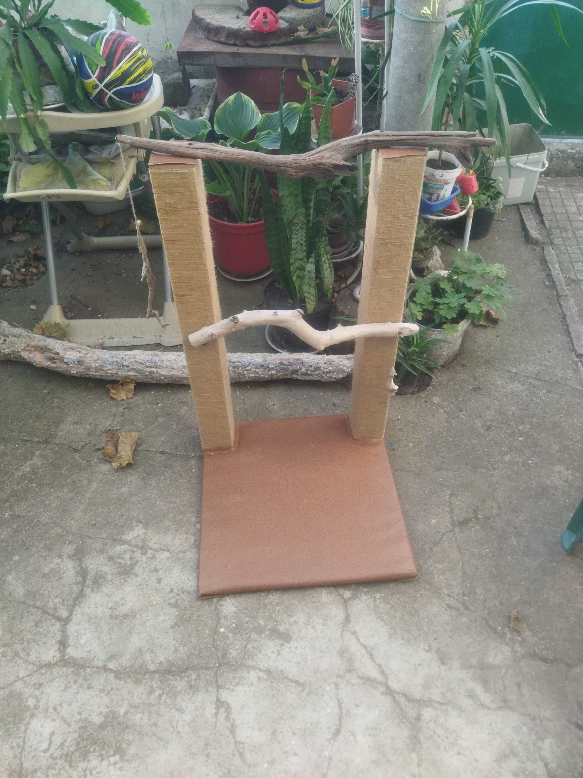 Катерушка за котета за точене на ноктите и игра