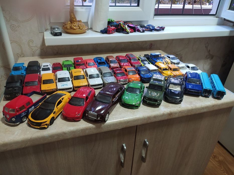 Продам железные машинки разных размеров 
Состояние хорошее , все езди