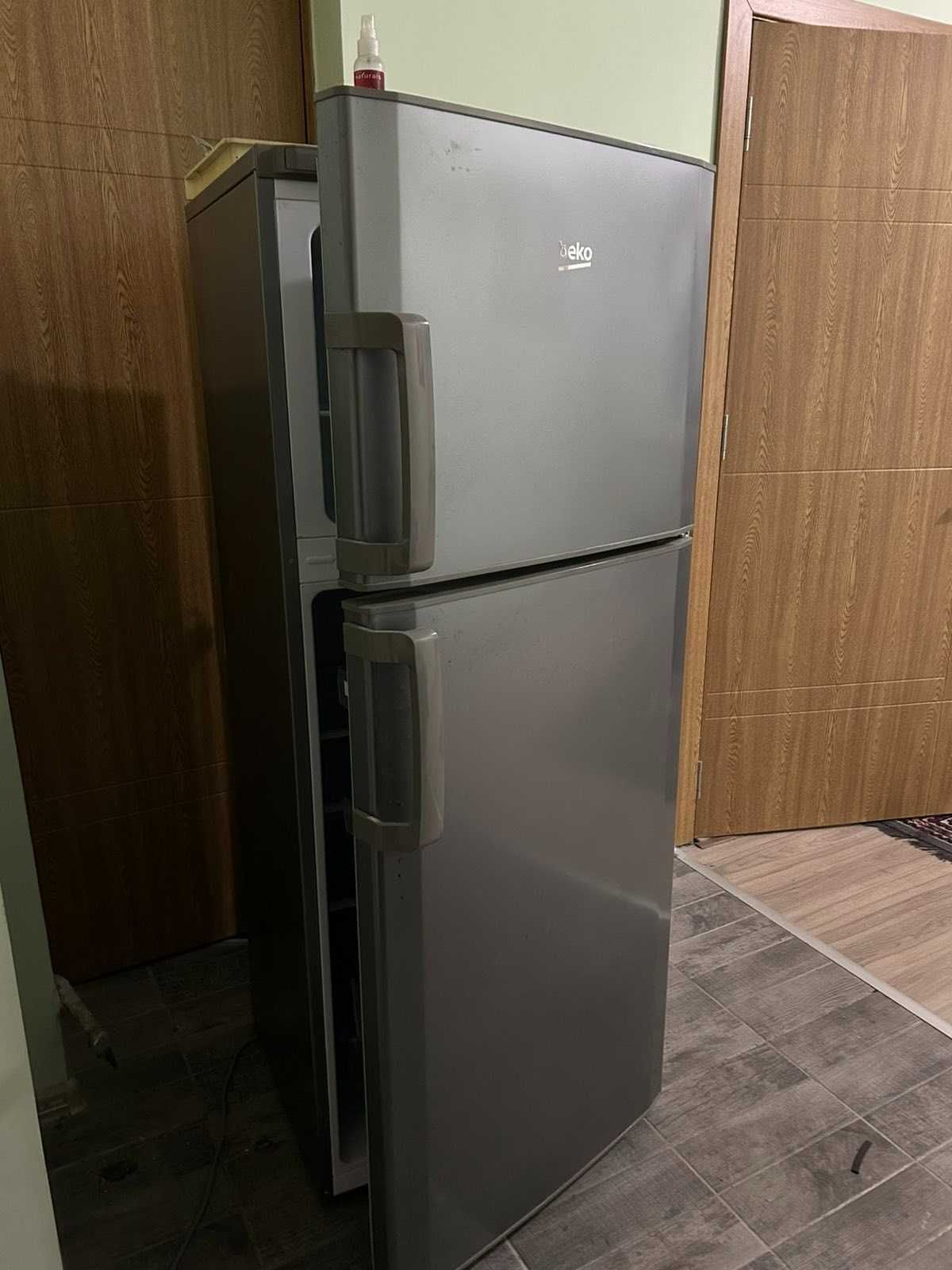 Хладилник BEKO DS227030SN с горна камера