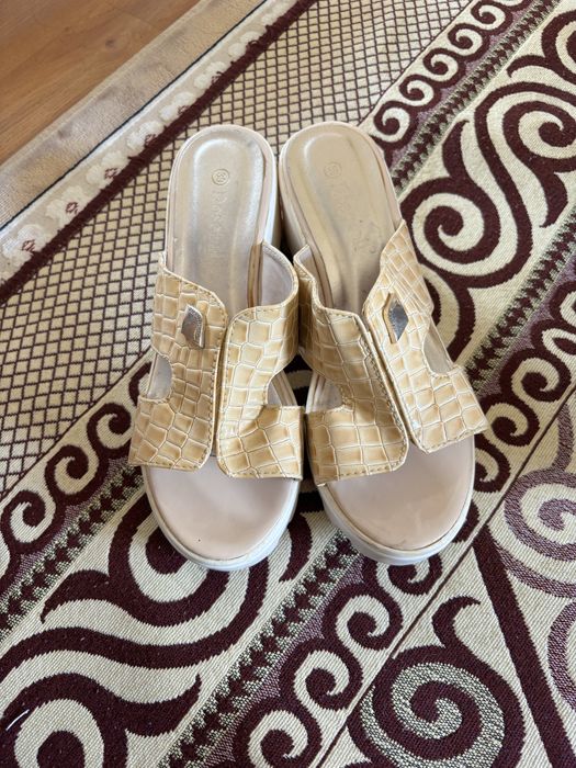 Аяк киім сатылады