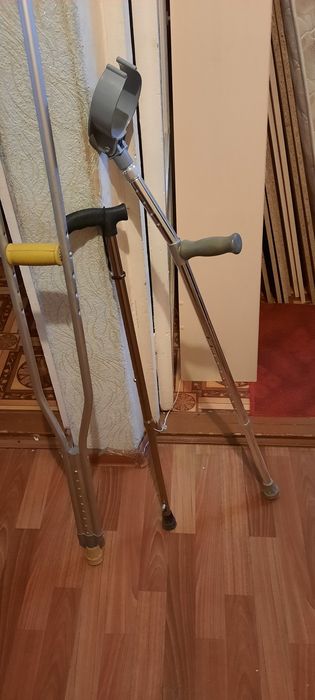 Продам костыли новые