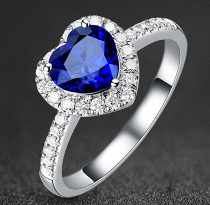 Серебряное кольцо новое синее сердце сапфировое