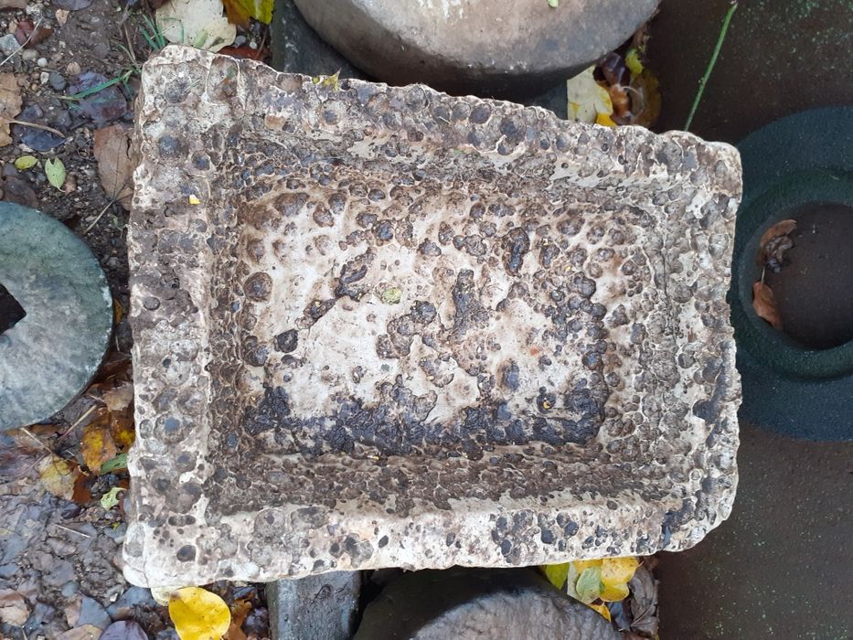 Каменни корита и каменни точила от дялан камък.