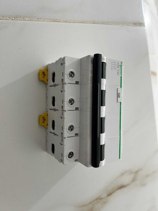 Întreruptor Schneider C120N D80A Trifazic