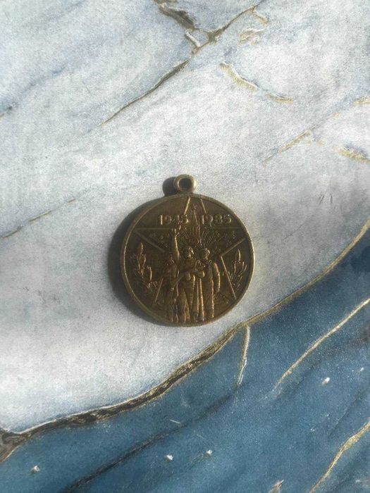 Продаётся юбилейная медаль 40 лет победы.