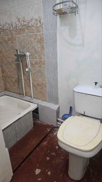 1 / 4 / 4 комнат. Чиланзар-20 Кв. Общежитие 16м2. Ор-р. Мечеть.