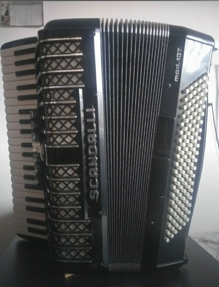 Vând acordeon SCANDALLI mod.137