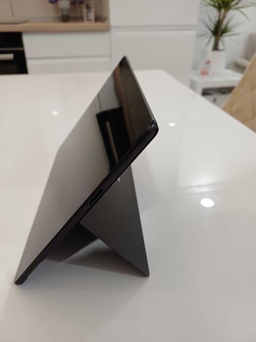 Surface Pro 9, PixelSense Flow i5 10 coruri 12 threads 16GB RAM DDR5