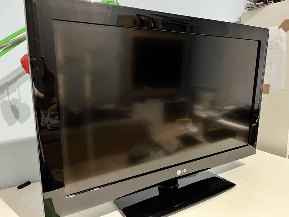 LG Телевизор HD 32"