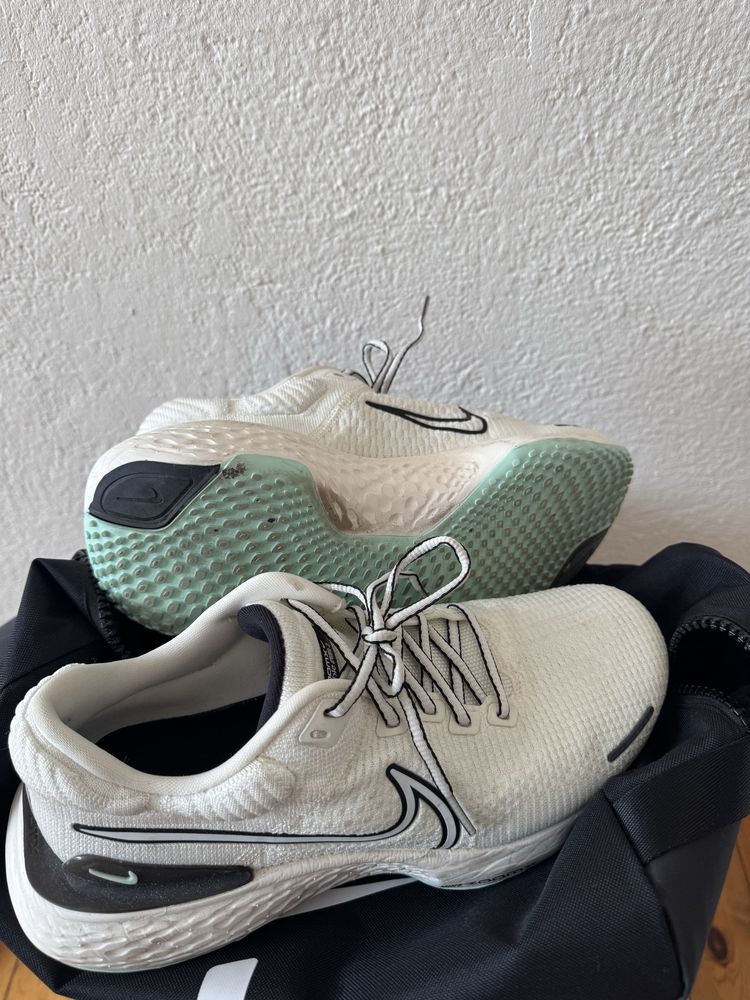 2 броя Nike Invincible Flyknit 2