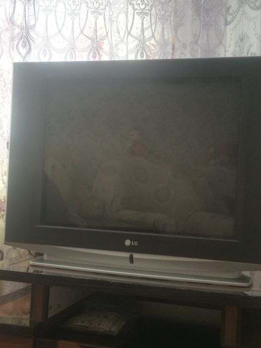 Срочно в связи с отъездом   Продам тв  LG диагональ 72 см