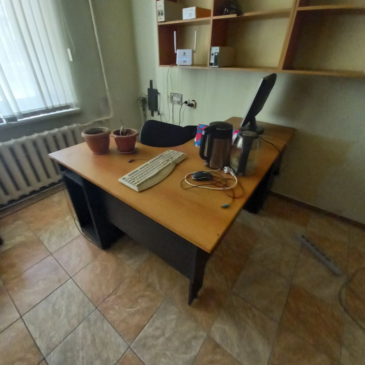 Столы компьтерные шкафы, стелажи