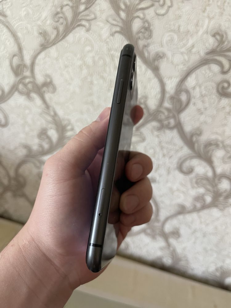 iPhone 11 / 128 GB / 100%