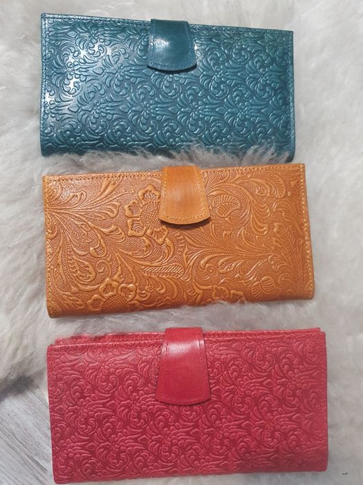 Дамски портфейли от естествена кожа