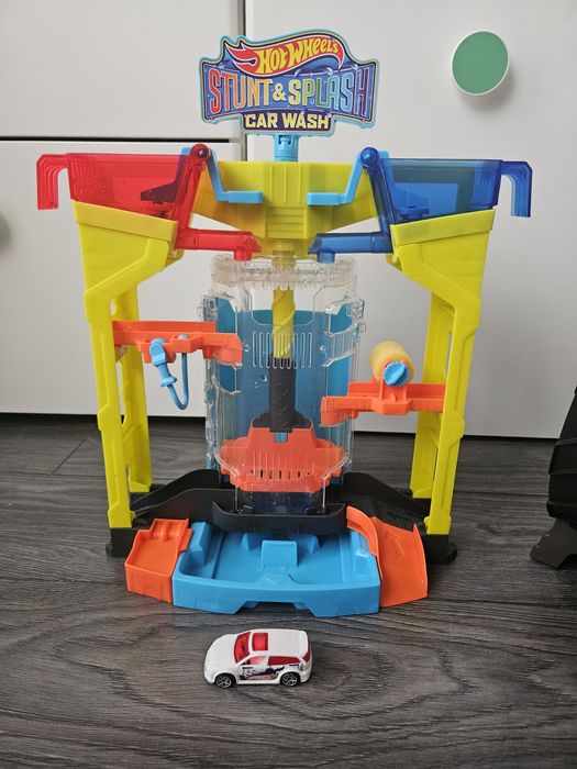 Hot Wheels явтомивка и писта