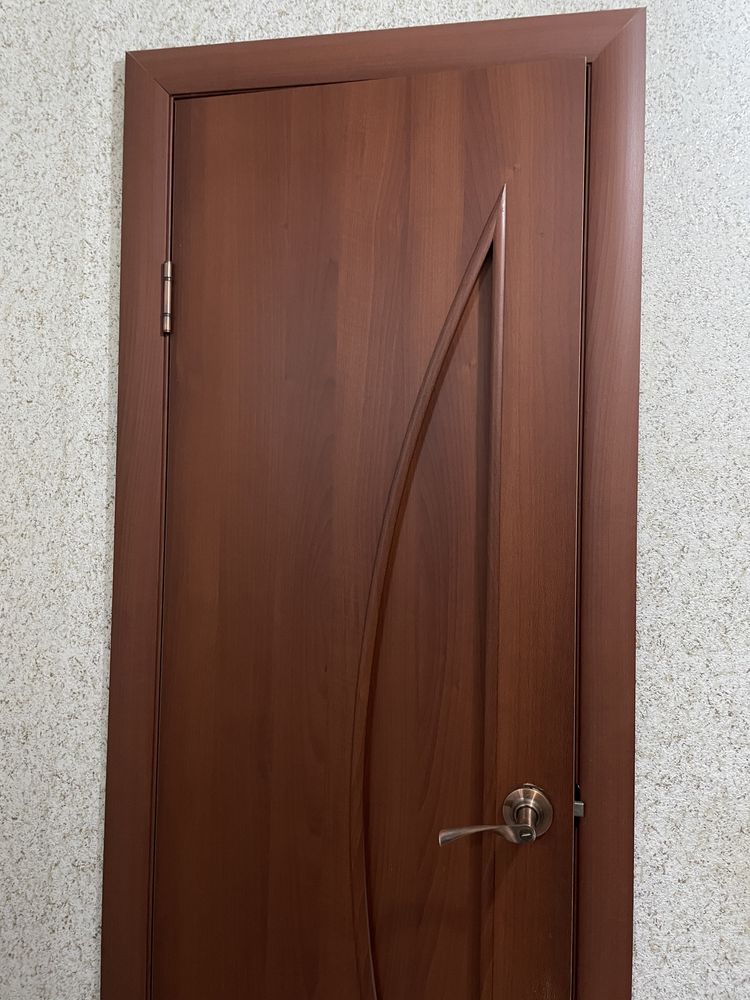 Дверь коричневая