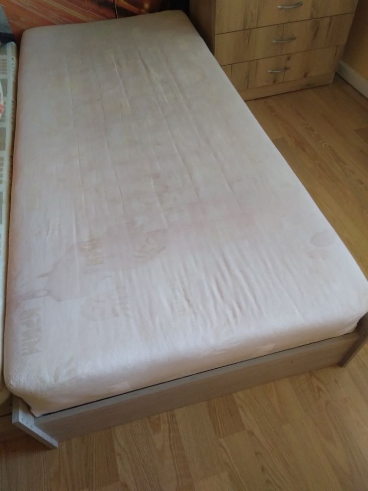 Продавам единично легло