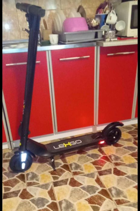Trotinetă electrică  Lexgo ,în stare funcțională,20 km/h,are 3 viteze.