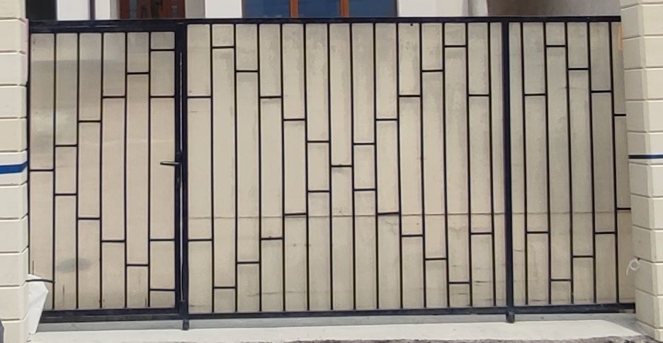 Vând poarta 420 Lx190 H cm, pe role acces curte/grădină