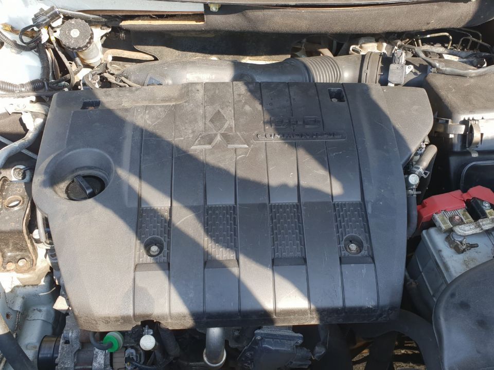 Dezmembrez Mitsubishi Outlander 3 2012-2016 motor 2.2di-d 115kw 150cp cod 4n14 cutie de viteze 6 trepte 4X4 usa portiera stanga dreapta fata spate planetara fuzeta dezmembrari