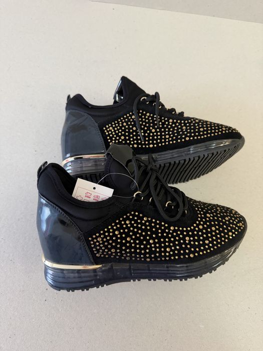 Дамски спортни обувки