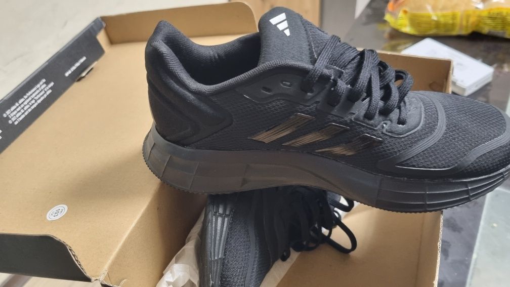 Чисто нови маратонки Adidas