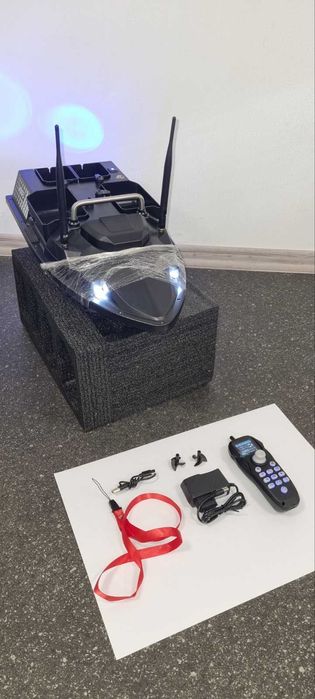 Последен модел лодка за захранка Flytec V803