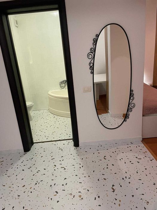 Garsoniera mobilata cu birou si bucatarie inchisa