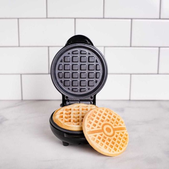 Гофретник Покемон Пикачу Uncanny Brands Animation Pokemon Pokeball