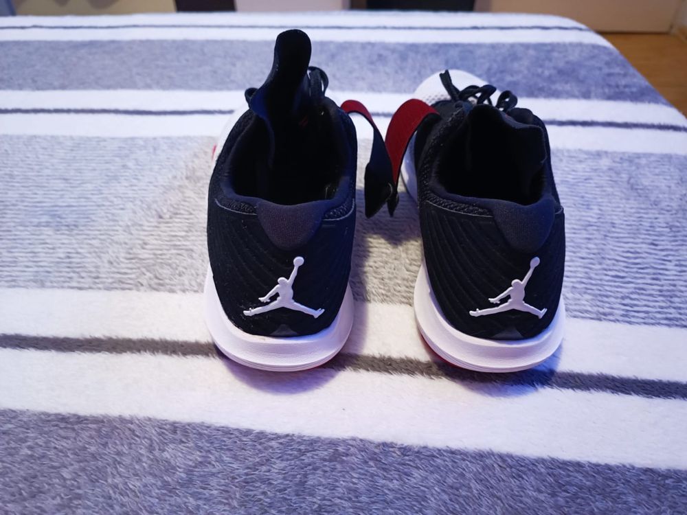 Vând adidasi marca Jordan
