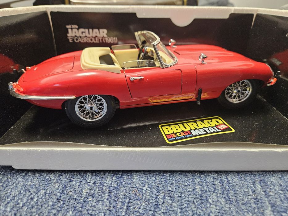 Macheta Die-cast Metal/Plastic Bburago scala 1:18 Jaguar E Cabriolet