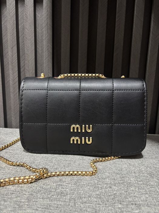 Черна дамска чанта на miu miu